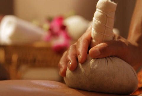 Massage aux « tampons d'herbes de Siam » – Spa Arbre à Sens Paris