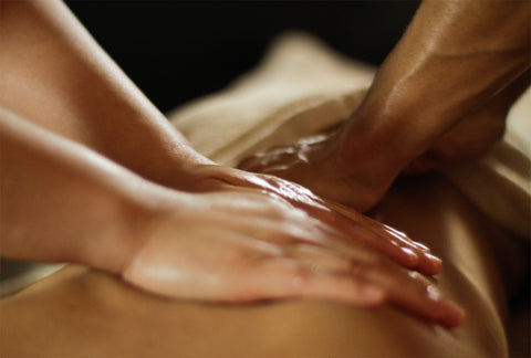 Massage « à quatre mains » aux huiles thaï aromatiques – Spa Arbre à Sens Paris