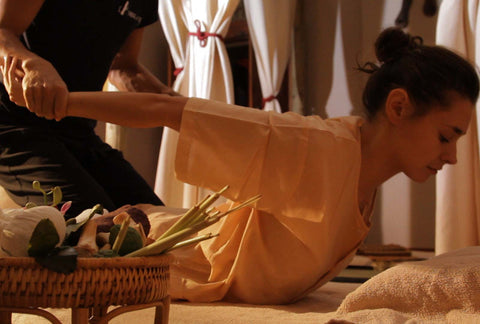 Massage thaï traditionnel au sol (Nuad Bo Rarn) – Spa Arbre à Sens Paris